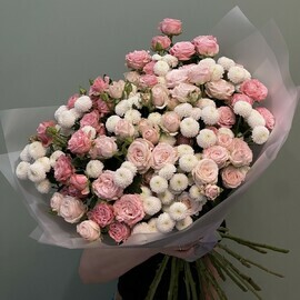 Уникальный букет из пионовидные кустовые роз и премиум хризантем 