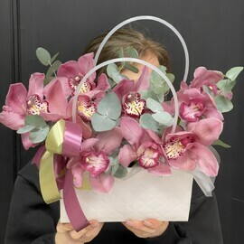 Композиция из орхидей с эвкалиптом в сумочке 
