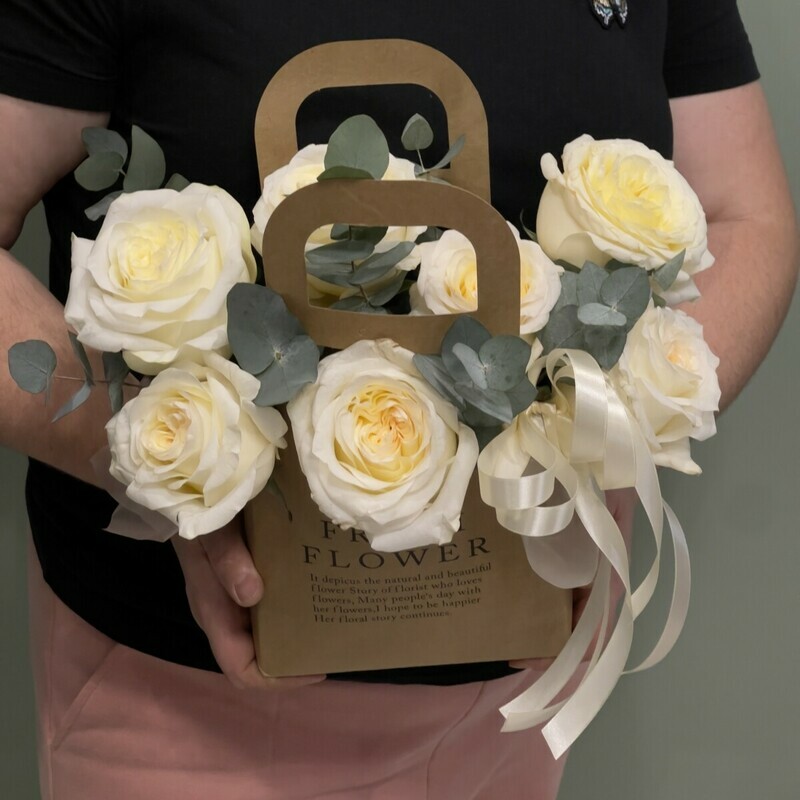 VIP композиция из пионовидные роз с эвкалиптом в сумочке, премиум