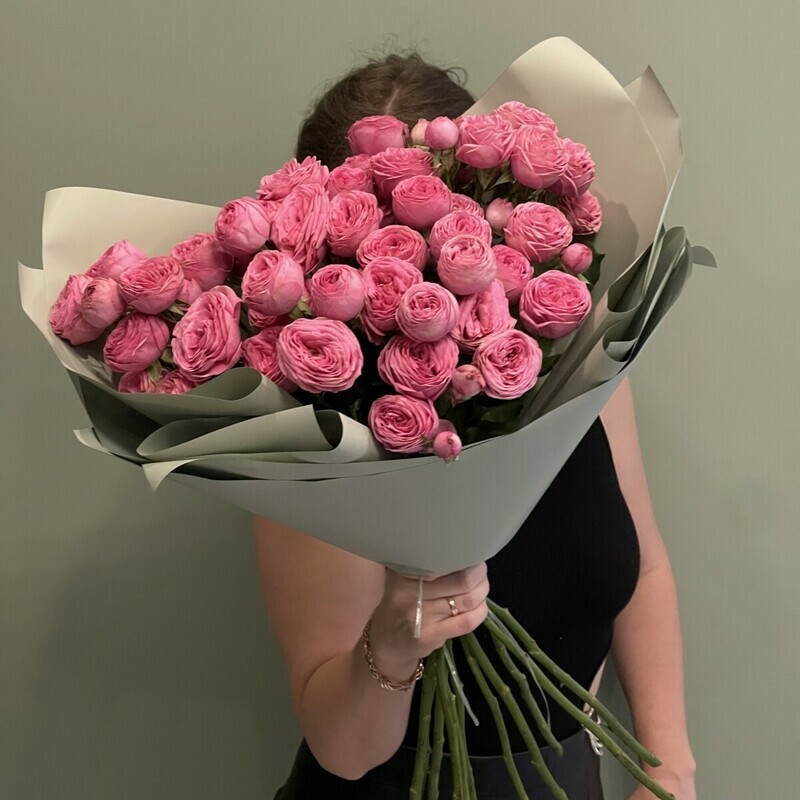 VIP buket iz pionovidnie kustovie rozi, premium