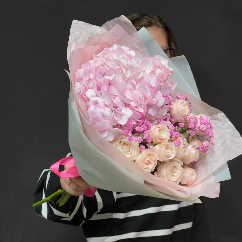 Нежный букет из гортензии и пионовидных роз с гипсофилой, стандартный