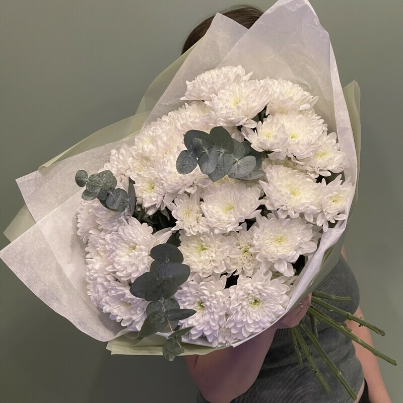 Букет из махровых хризантем с эвкалиптом , стандартный