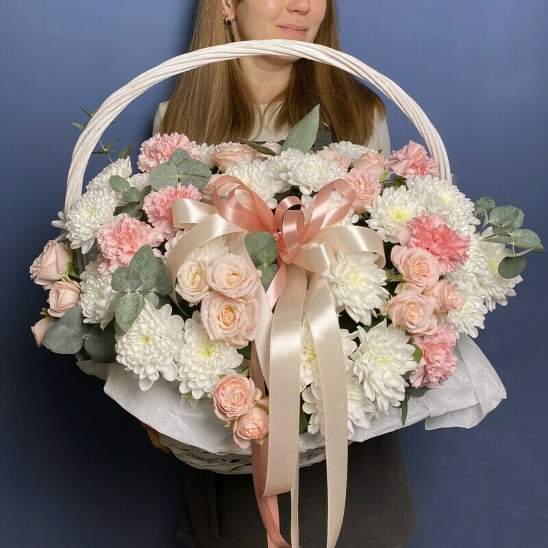 Корзина из пион роз, хризантем, диантусов и эвкалипта , стандартный
