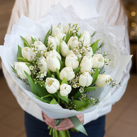 Белые тюльпаны и ваксфлауер