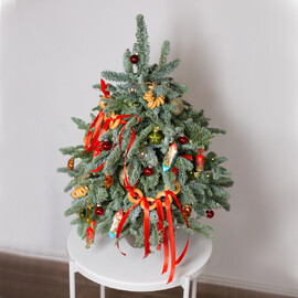 Елка из нобилиса с декором в русском стиле