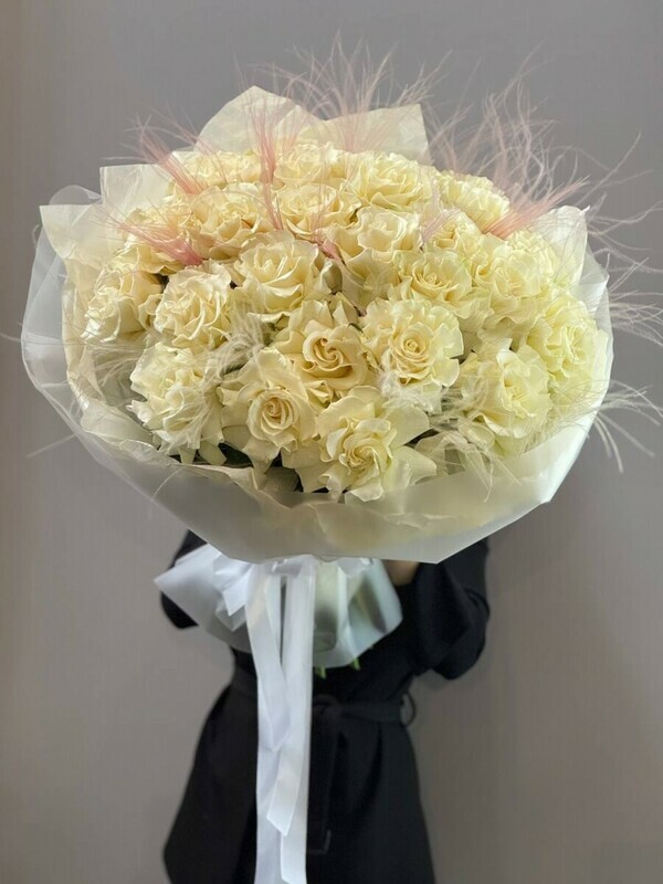 Bol_shoj buket belih frantcuzskih roz s kovilem, standart
