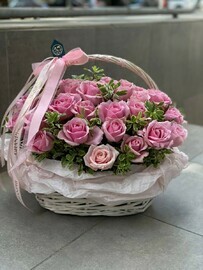 Корзина из 33 розовых роз
