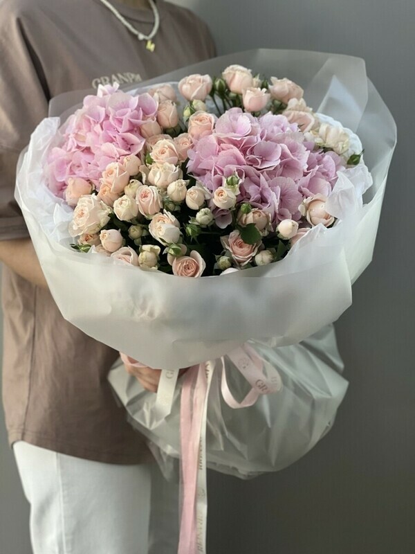 Букет с розовой гортензией и кремовой розой, стандартный