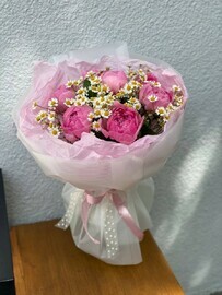 Букет пионов и ромашек