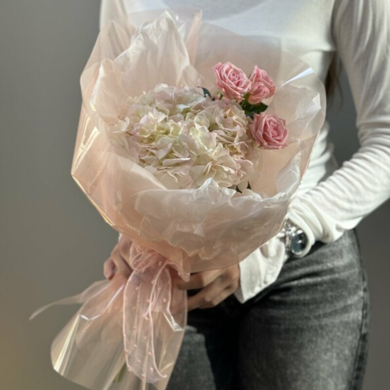 Buket s gortenziej i rozoj, nezhnij, standart