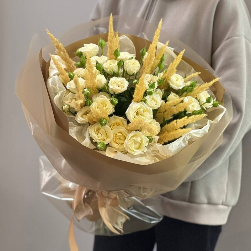 Букет из белых кустовых роз и сухоцветов, стандартный