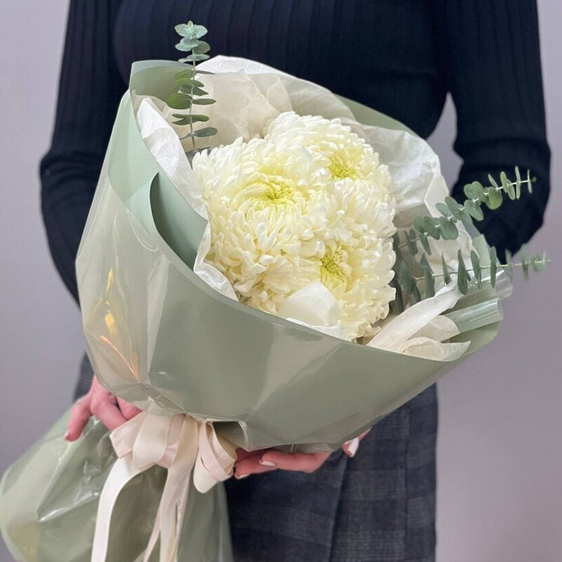 Букет комплимент с белыми хризантемами и эвкалиптом, стандартный