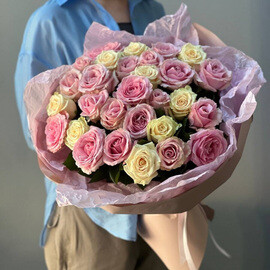 Моно букет из розовых и белых роз