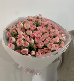 Моно букет кустовых роз 