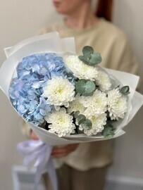 Gortenziya s hrizantemoj Altaj i evkaliptom