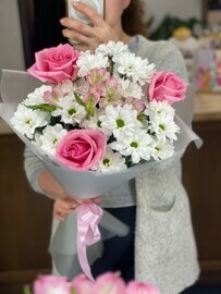 Roza premial_naya s hrizantemoj romashkovoj i al_stromeriej