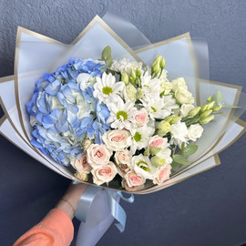 Букет с гортензией