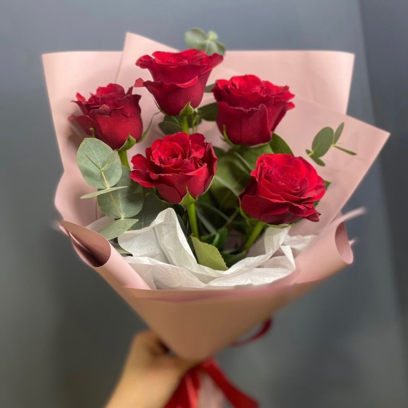 5 roz so srednim butonom s evkaliptom, standart