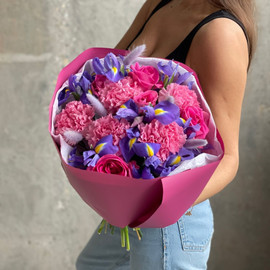 Buket s irisami i rozami