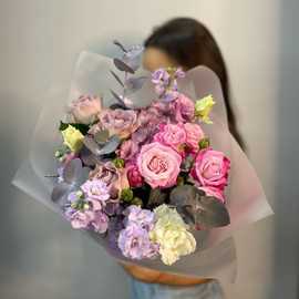 Букет из элитных цветов маттиолы гортензии и кустовыми розами