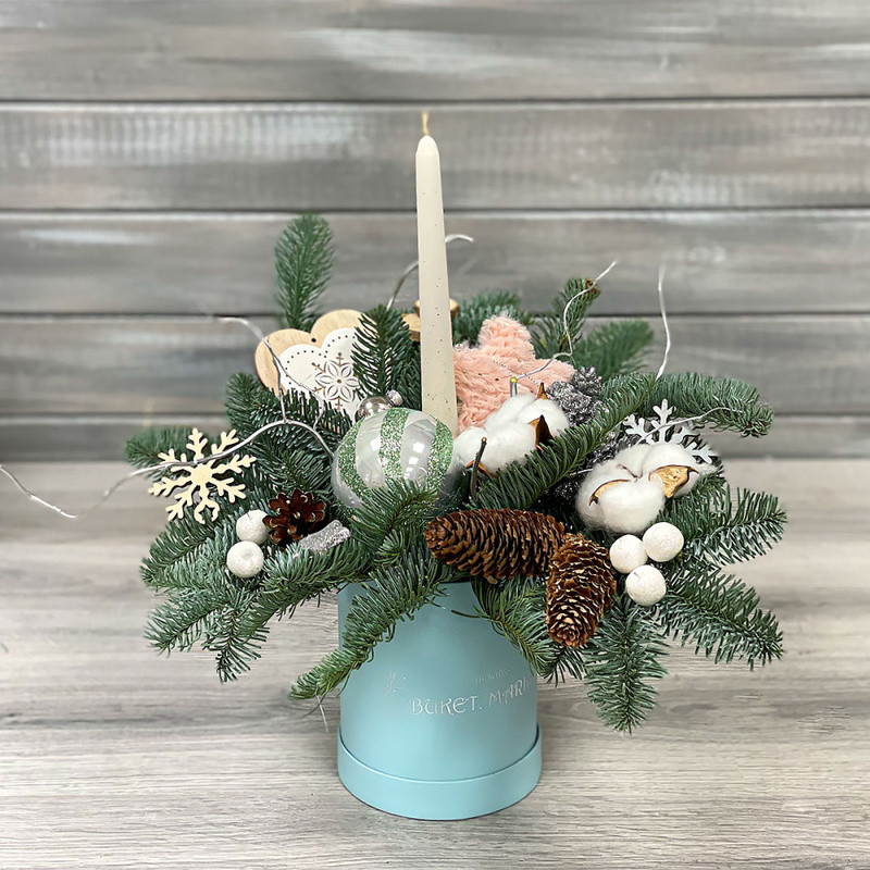 Novogodnyaya kompozitciya v shlyapnoj korobke, standart