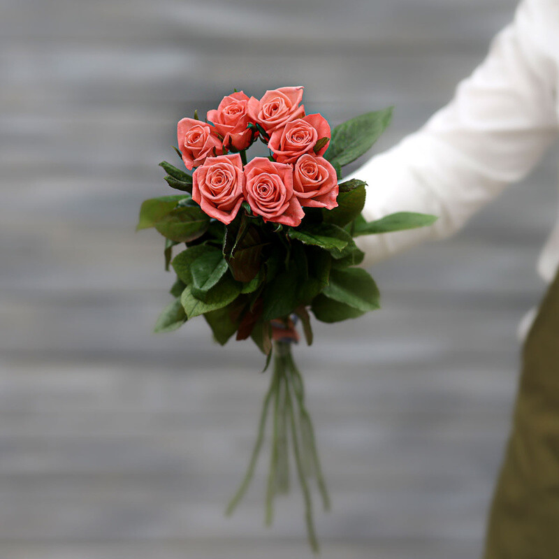 Букет из 7 коралловых роз (Россия) с лентой 60 см, букет из 7 коралловых роз (россия) с лентой 60 см