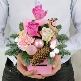 Новогодняя композиция из ёлки, роз, шишки и гвоздик с декоративными вставками