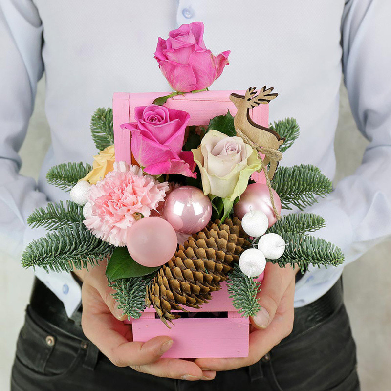 Новогодняя композиция из ёлки, роз, шишки и гвоздик с декоративными вставками, стандартный
