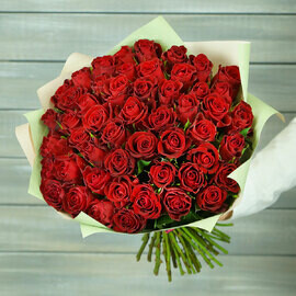 Buket iz 51 krasnoj rozi v upakovke Keniya 40 sm.