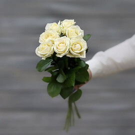 Букет из 7 белых роз (Россия) с лентой 60 см