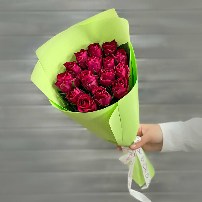 Букет из 13 малиновых роз в упаковке Кения 40 см., стандартный