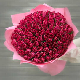 Букет из 101 малиновой розы в упаковке Кения 40 см.