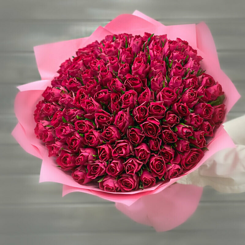 Buket iz 101 malinovoj rozi v upakovke Keniya 40 sm., standart