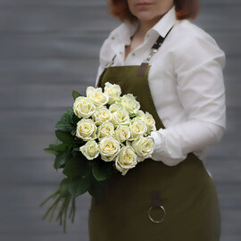 Букет из 13 белых роз (Россия) с лентой 60 см