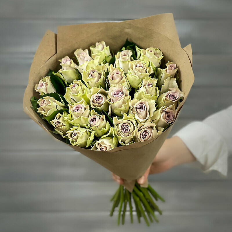 Buket iz 21 sirenevoj rozi v krafte Keniya 40 sm., standart