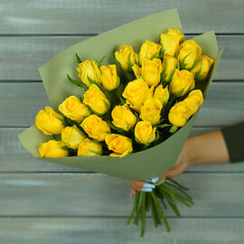 25 желтых роз в упаковке Кения 40 см.