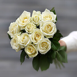 Букет из 11 белых роз (Россия) с лентой 60 см