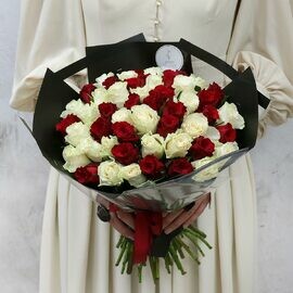 Buket iz 51 rozi - Krasnoe i beloe Keniya 40 sm.