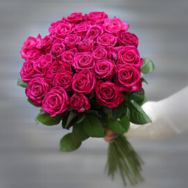 Букет из 33 малиновых роз (Россия) с лентой 60 см