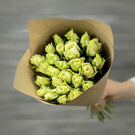 Buket iz 21 beloj rozi v krafte Keniya 40 sm.