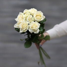 Букет из 9 белых роз (Россия) с лентой 60 см