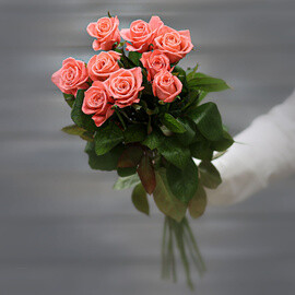 Букет из 9 коралловых роз (Россия) с лентой 60 см