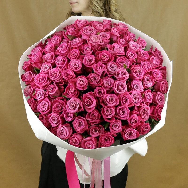 Buket iz 101 rozovoj rozi v upakovke Rossiya 60 sm., buket iz 101 rozovoj rozi v upakovke rossiya 60 sm.