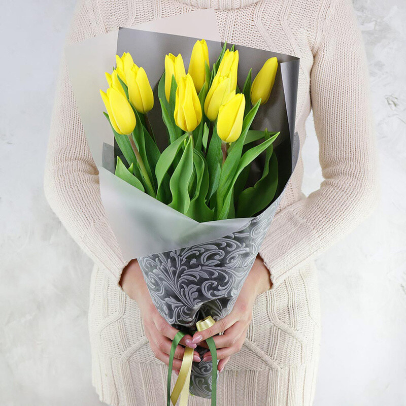 Букет из желтых сортовых тюльпанов в стильной упаковке, 11 тюльпанов