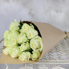 Buket iz 15 belih roz - Avalanzh Rossiya 60 sm.