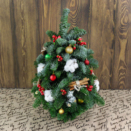 Новогодняя ёлка с хлопком и ягодами