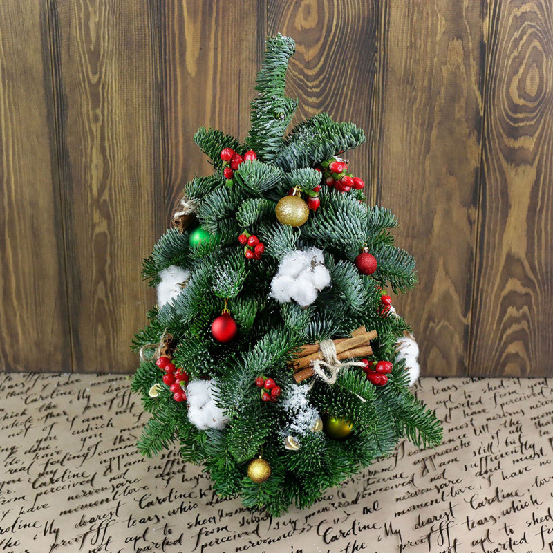 Novogodnyaya yolka s hlopkom i yagodami, standart