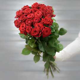 Букет из 23 красных роз (Россия) с лентой 60 см