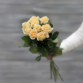 Букет из 9 кремовых роз (Россия) с лентой 60 см