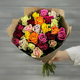 23 raznotcvetnie rozi v krafte Keniya 40 sm.